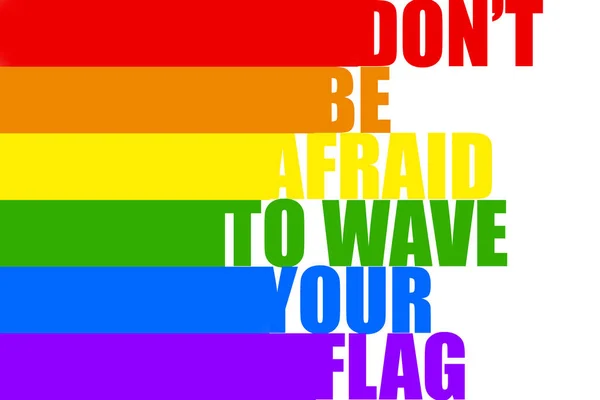 Wees niet bang om met je vlag te zwaaien. LGBT trots regenboog vlag. Lesbische, homoseksuele, biseksuele en transgender vlag. Citaten over LGBT — Stockfoto