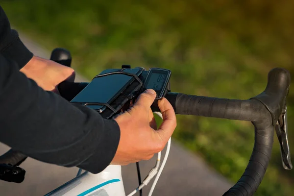 自転車の速度計を使う男。速度と距離を測定するためのワイヤレスセンサー — ストック写真