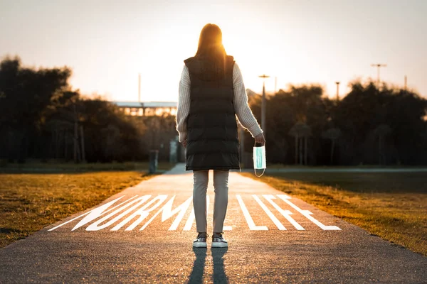 Hoffnung auf ein normales Leben nach dem 19. Lebensjahr. Ende der Coronavirus-Pandemie. Die Quarantäne ist vorbei. Wir haben gewonnen. Wir sind sicher. Selbstisolierung beendet. — Stockfoto