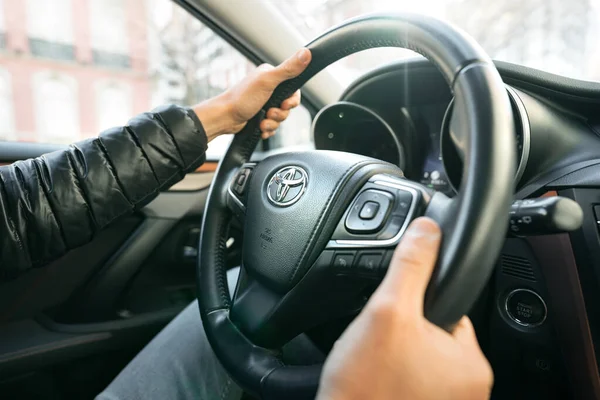 Mannen som kör Toyota-bilen. Närbild av ratten med förarhänder. Lissabon, Portugal. 07.01.2021 — Stockfoto