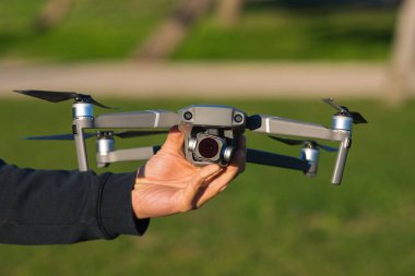 Parkta gri drone 'u tutan adam. Uçuşa hazırız.
