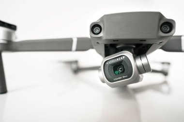 Gri arkaplanda izole edilmiş yeni koyu gri drone DJI MAVIC PRO 2 'yi kapat