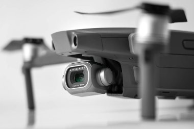 Gri zemin üzerinde izole edilmiş koyu gri DJI MAVIC PRO 2 uçağı, 23.01.2021, Lizbon, Portekiz