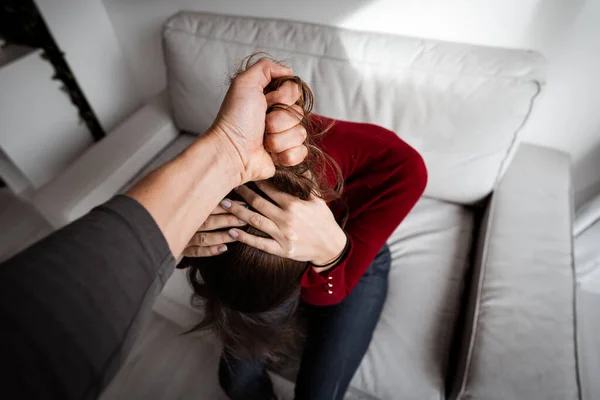 Mann verprügelt Ehefrau. Frau Opfer häuslicher Gewalt und Missbrauch. Gewalt gegen Frauen. — Stockfoto