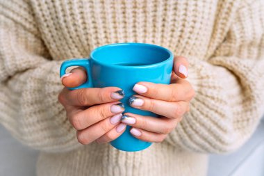 Mavi kupa ya da fincanda çay ya da kadının elinde kahve.
