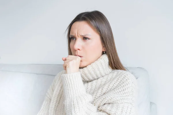 穿着羊毛衫的年轻生病妇女在家里咳嗽.流感、喉炎、呼吸道感染、喉痛、肺炎或支气管炎症状. — 图库照片
