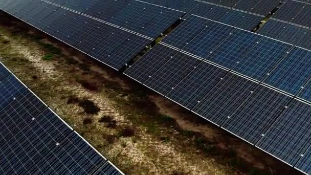 Вид с воздуха на экологию солнечных панелей электростанций фермы. Ряды современных фотоэлектрических солнечных панелей Видеоклип
