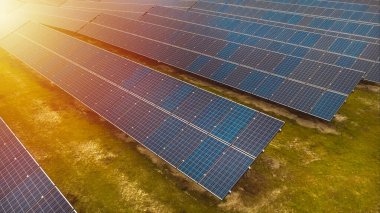 Güneş panelleri gün batımında ya da gün doğumunda. Fotovoltaik, alternatif elektrik kaynağı veya yenilenebilir enerji