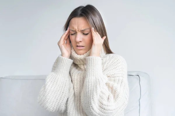 Frau berührt ihre Schläfen wegen starker Spannungskopfschmerzen. Clusterkopfschmerz, Migräne oder Stress — Stockfoto