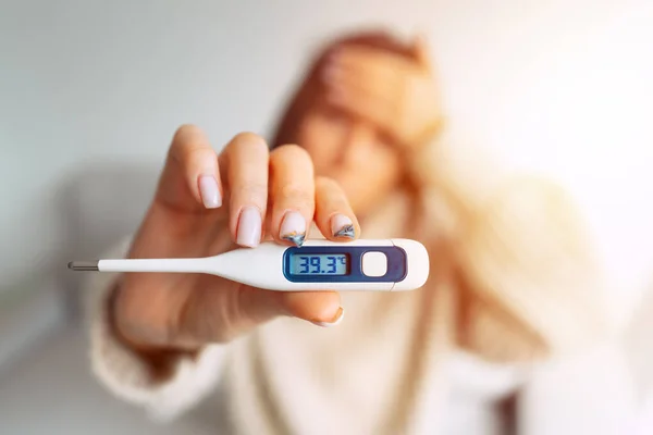 Mulher com febre alta mostrando termômetro com temperatura corporal elevada 39,3 — Fotografia de Stock
