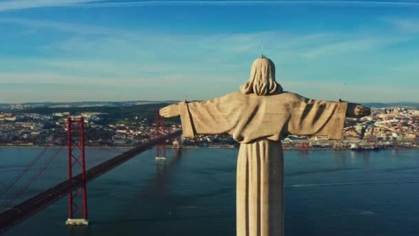 Letecký pohled na ptáky kolem svatyně Krista krále Santuaria de Cristo Rei v Lisabonu, Portugalsko. Záběry z dronu při západu slunce. Katolický památník — Stock video