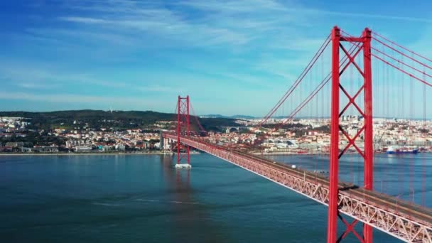 Вид с воздуха или кадры с беспилотника моста 25 апреля. Красный мост соединяет Лиссабон и Алмаду, Португалия. Тагус. — стоковое видео
