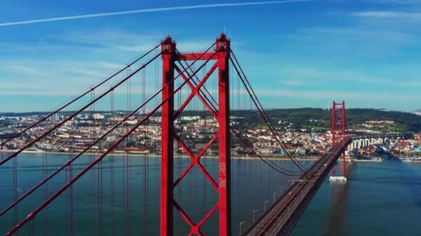 Veduta aerea o riprese di droni sul ponte 25 de April. Il ponte rosso collega Lisbona e Almada, Portogallo. Fiume Tago. — Video Stock