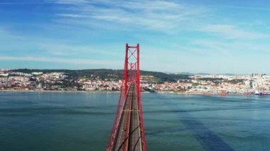 25 De April Köprüsü üzerindeki hava görüntüsü veya insansız hava aracı görüntüsü. Kırmızı köprü Lizbon ve Almada 'yı birbirine bağlıyor, Portekiz. Tagus Nehri.