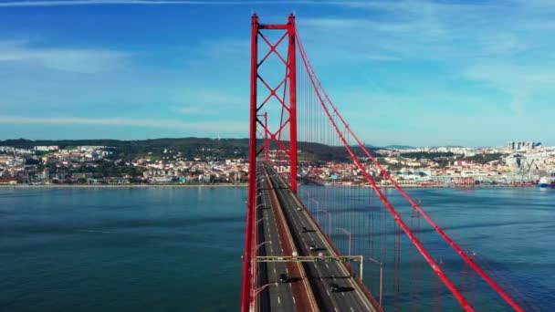 4 월 25 일에 있었던 4 월 25 일의 다리의 공중 촬영 장면. 리스본 시와 포르투갈 알마다를 잇는 빨간 다리 위를 날고 있는 드론. 타호강. — 비디오
