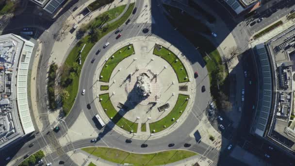 Drónfelvétel a Marques de Pombal térről. Légi felvétel a forgalom legikonikusabb körforgalmáról Lisszabonban, Portugáliában — Stock videók