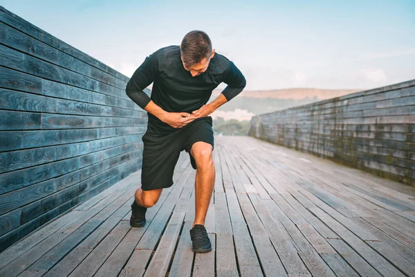 훈련중에 위통이 있거나 꿰매 진 상태에서 달리는 사람. 운동 선수는 옆구리에 통증을 느끼고 있다. 조깅이나 달리기를 한 후의 통증. — 스톡 사진