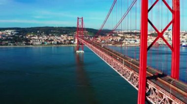 Lizbon, Potugal 'daki 25 Nisan Köprüsü' nün havadan görüntüsü. Lizbon ve Almada 'yı bağlayan köprü