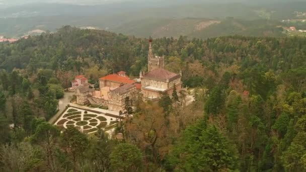 Вид с воздуха на роскошный дворец в окружении прекрасного сада, Mealhada, Serra do Bussaco, Португалия — стоковое видео