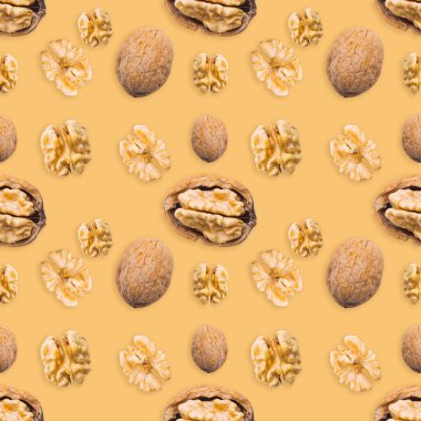 Kahverengi arka planda cevizsiz desen. Fındık kabuğu ve çekirdek açın. Üst Manzara. Pankart. Pop sanat tasarımı. 