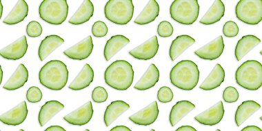 Beyaz arka planda izole edilmiş taze salatalık dilimleri. Üst Manzara. Pankart. Düz kompozisyon. Yiyecek ya da sebze geçmişi