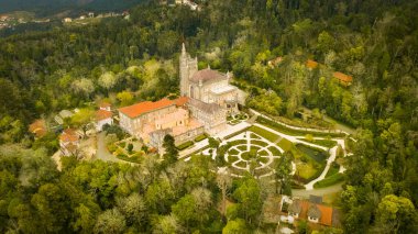 Lüks saray otelinin hava manzarası güzel bir bahçe, Mealhada, Serra do Bussaco, Portekiz.