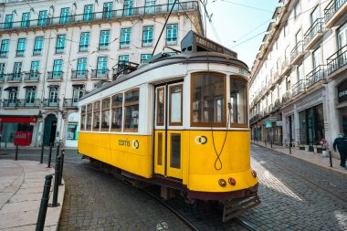 Lizbon 'da tramvay. Turist eğlencesi. Eski Lizbon, Portekiz 'de ünlü bir sarı tramvay. 10.03.2020