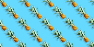 Mavi arka planda izole edilmiş olgun ananas deseni. Kusursuz desen