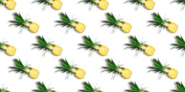 Beyaz arka planda izole edilmiş taze olgun ananas parçalarının kusursuz deseni. Üst Manzara. Egzotik tropikal meyve yaz konsepti