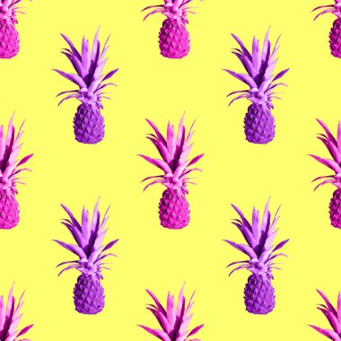 Sarı arka planda izole edilmiş kusursuz pembe ananas deseni. Üst Manzara. Egzotik tropikal meyve yaz konsepti. Pop sanat