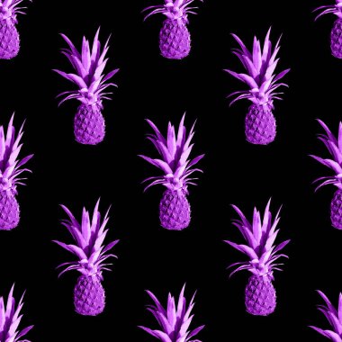 Siyah arka planda izole edilmiş kusursuz pembe ananas deseni. Egzotik tropikal meyve