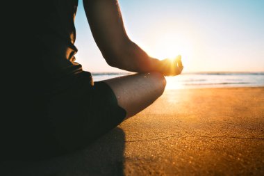 İnsan gün batımında ya da gün doğumunda sahilde meditasyon yapar. Kumda rahat bir şekilde oturmak mı yoksa Gyan Mudra ile sukhasana yemek mi? Rahatlama ve uyum