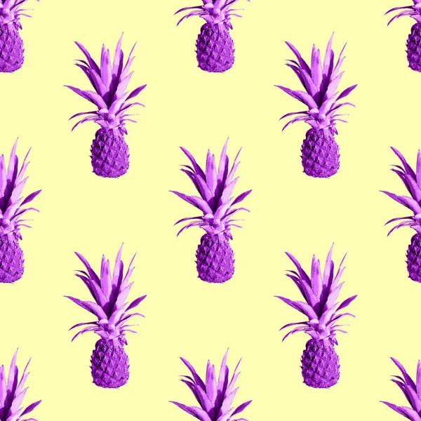 Sarı arka planda izole edilmiş kusursuz pembe ananas deseni. Egzotik tropikal meyve