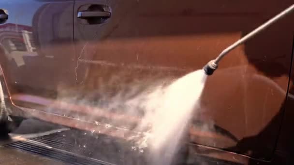 Het wassen van moderne auto in self-serve carwash. Reinigingsauto met hogedrukwater. Slimme auto wassen — Stockvideo