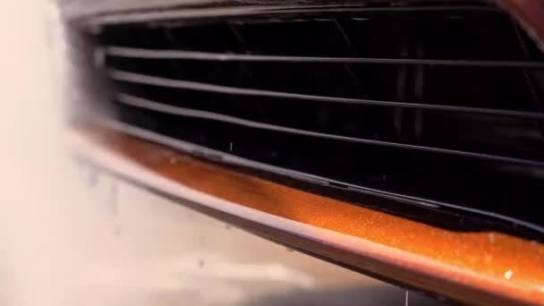 Närbild av biltvätt i egen hand tjäna biltvätt. Rengöringsbil med högtrycksvatten. Smart biltvätt — Stockvideo
