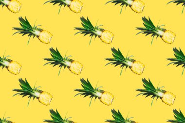 Sarı arka planda izole edilmiş kusursuz taze ananas desenleri. Üst manzara.
