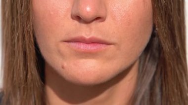 Genç bir kadın alt çenesinde dişsiz olarak ağzını gösteriyor. Dişi eksik olsun ya da olmasın. Diş çekildikten sonra implant yapılmasını bekliyor.