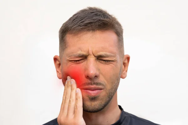 Мужчина трогает его щеку из-за сильной зубной боли. Человек, страдающий зубной болью, стоматологическими заболеваниями или заболеваниями полости рта. Зубы problem.Man чувство зубной боли — стоковое фото