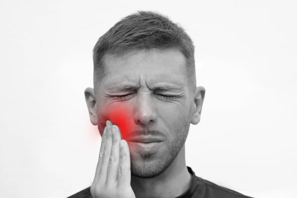 Closeup de cara de homem com dor de dente forte. Homem que sofre de dor de dente ou sentir dor de dente — Fotografia de Stock