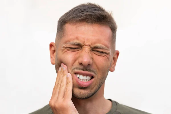 Junge Männer leiden unter starken Zahnschmerzen oder Zahnschmerzen. Zahnprobleme. Mann spürt Zahnschmerzen — Stockfoto