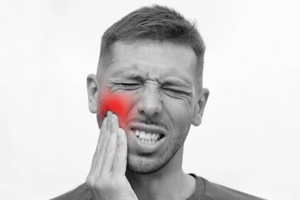 人面对强烈的牙齿疼痛与红色突出的区域。牙疼的人。牙齿问题 — 图库照片