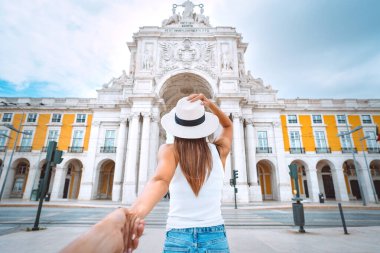 Turist kadın başrol oyuncusu. Beni takip edin. Tatilde bir çift. Birlikte seyahat ediyoruz. Portekiz, Lizbon 'da Rua Augusta Arch ile Ticaret Meydanı