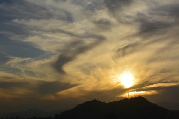 Σύννεφα στο ηλιοβασίλεμα στο Santiago της Χιλής — Φωτογραφία Αρχείου