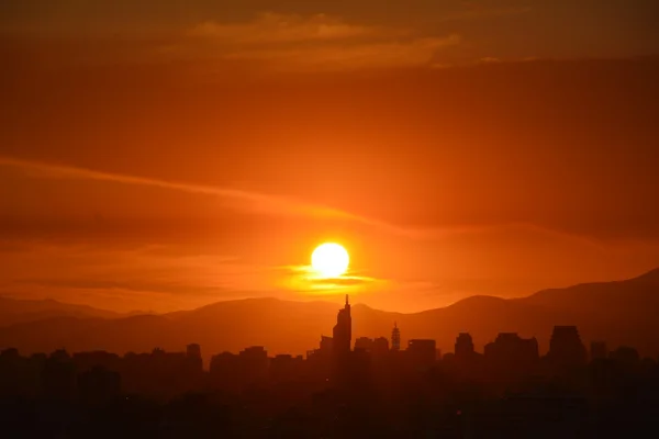 Nubes al atardecer en Santiago, Chile — Foto de Stock