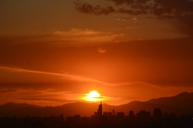 Santiago, Şili'deki günbatımı bulutlar