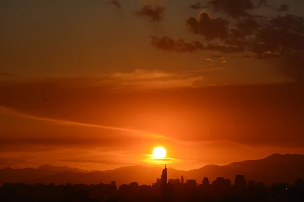 Nubes al atardecer en Santiago, Chile — Foto de Stock