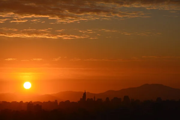 Nubes al atardecer en Santiago, Chile — Foto de Stock