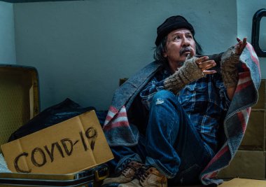 Evsiz bir adam elini uzattı ve yardım istedi. Covid 19 salgınından dolayı kaldırımda yaşıyor..