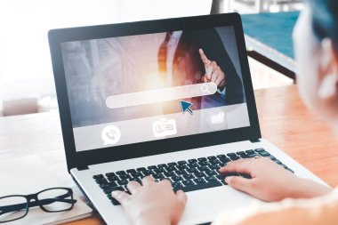 Asyalı bir kadın iş olanaklarını internetten araştırıyor, iş arama uygulaması kullanıyor, laptop ekranındaki web sitesi sayfasında boş yer arıyor, işe alım kavramı, arkadan yakın görünüm.