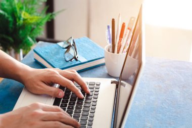Erkek ellerinin ofis masasında otururken dizüstü bilgisayarda daktilo yazarken yakın plan çekimleri, insan parmakları dolapta çalışırken bilgisayar klavyesinde tıklamalar ve mesajlaşmalar, iş konsepti.